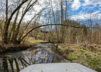 4x4 qui traverse une rivière